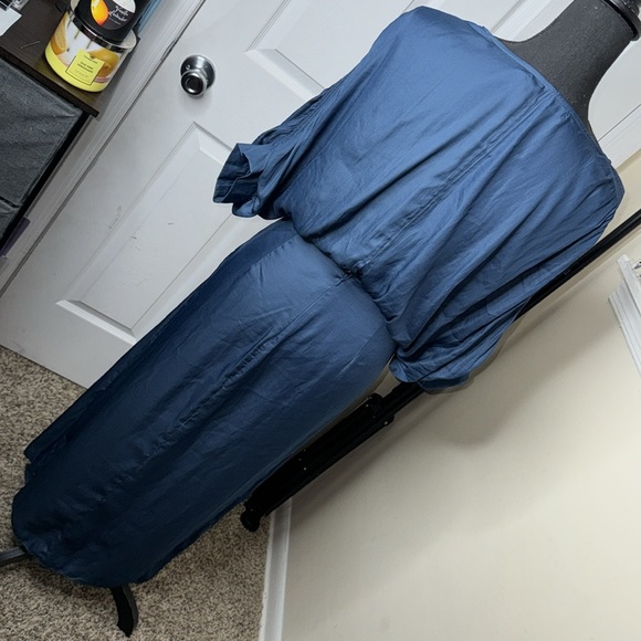 Beautiful Dress w/Small Slit Cut Out in Back - Picture 6 of 8